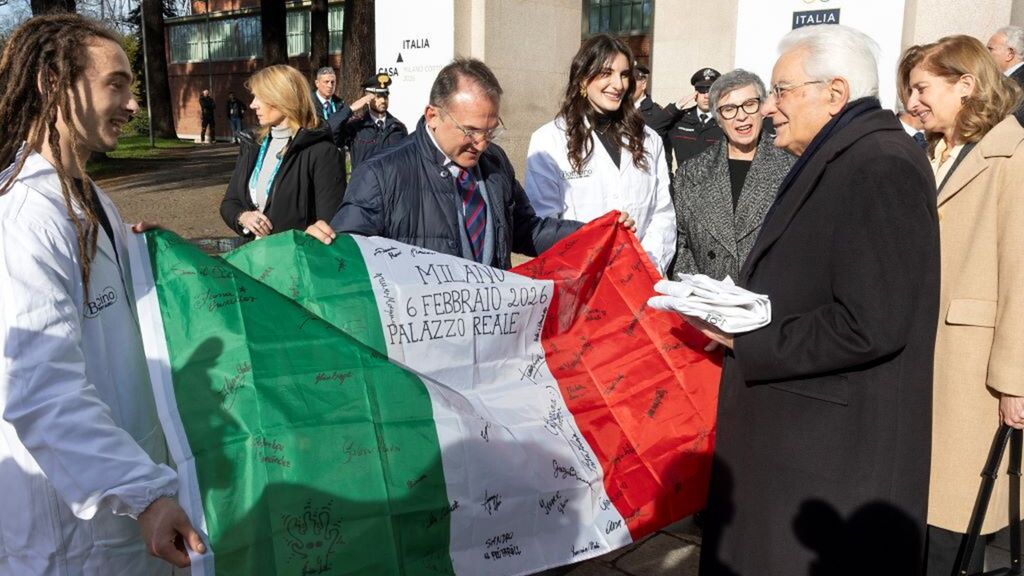 Il Presidente della Repubblica Sergio Mattarella riceve un tricolore da parte di due studenti della Scuola di Restauro di Botticino