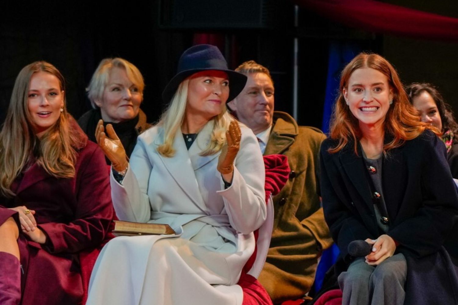 Mette-Marit chiede scusa: "Mi rammarico profondamente dell'amicizia con Epstein"