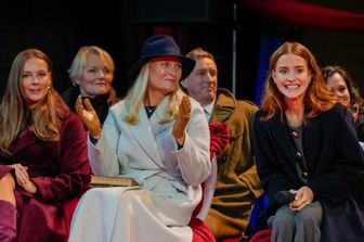 Mette-Marit chiede scusa: "Mi rammarico profondamente dell'amicizia con Epstein"