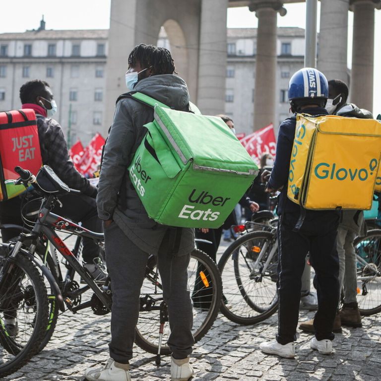 Vita da rider, i nuovi schiavi dell'algoritmo: 10 ore di lavoro per 2-4 euro a consegna