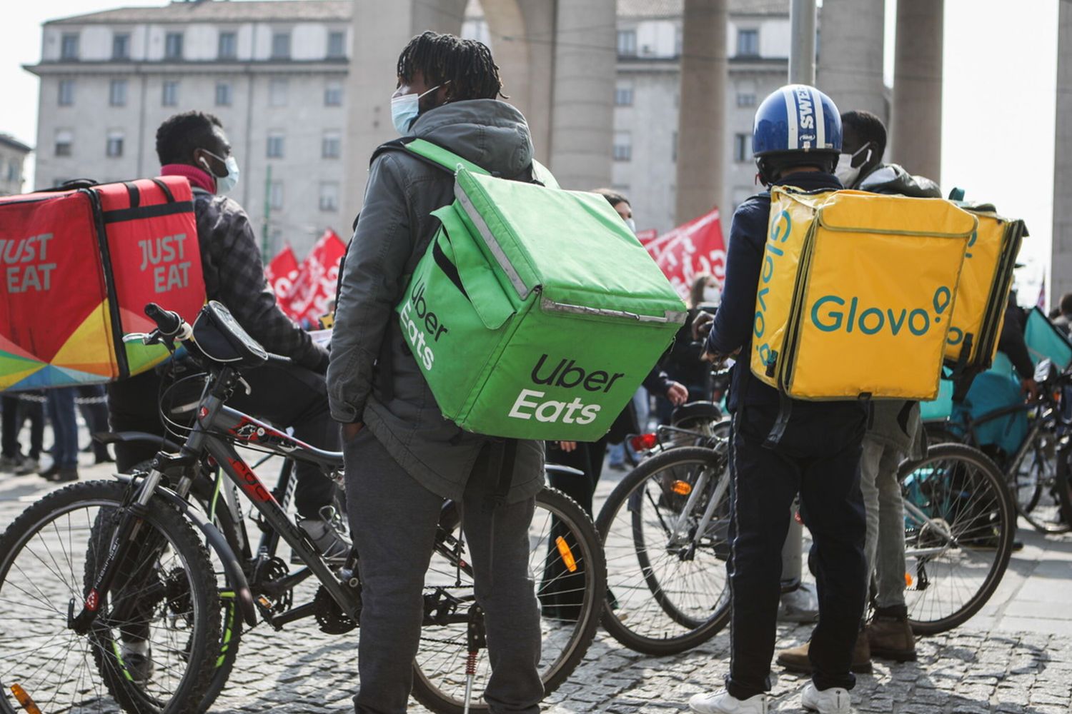 Vita da rider, i nuovi schiavi dell'algoritmo: 10 ore di lavoro per 2-4 euro a consegna