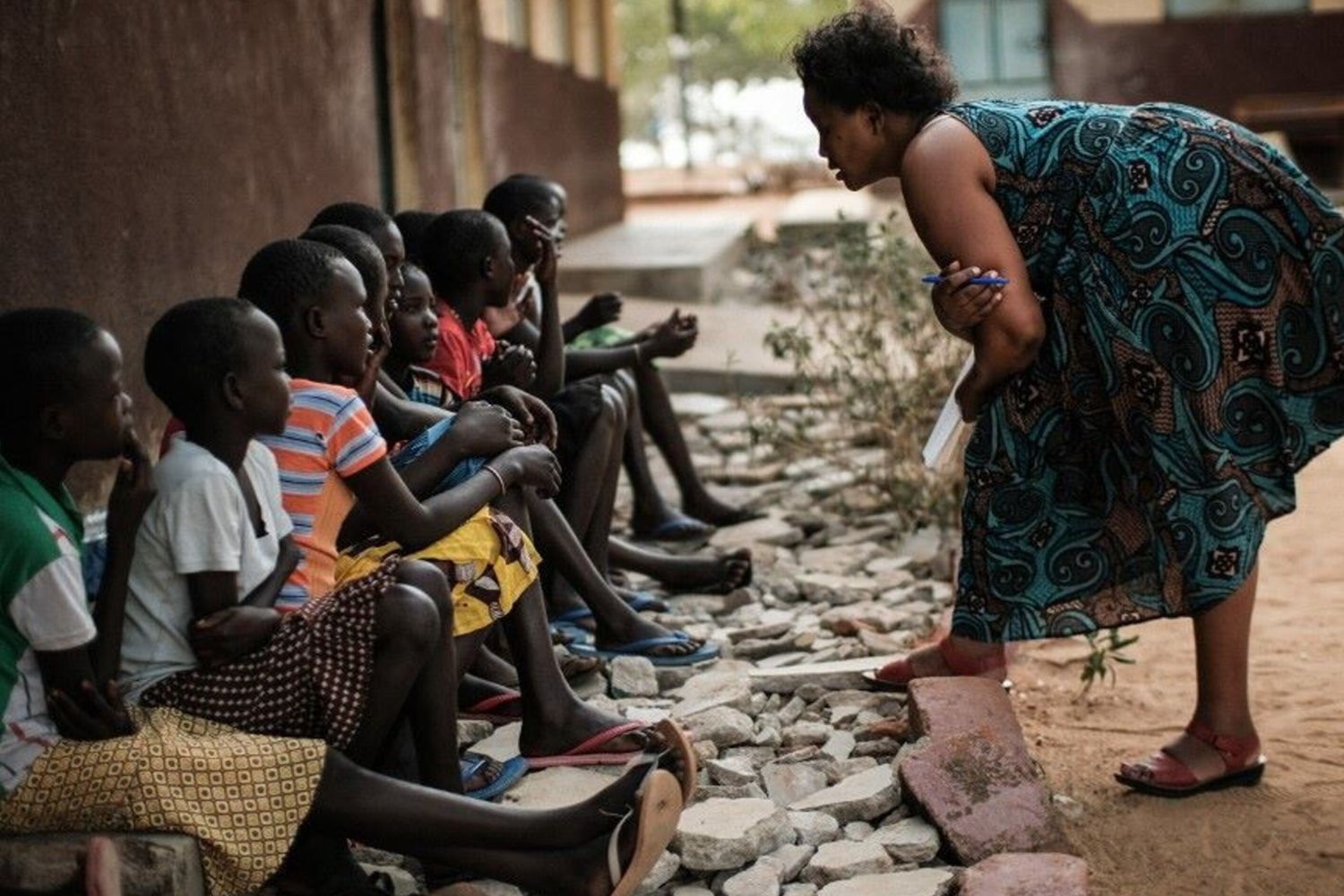 L'analista di programma del Fondo delle Nazioni Unite per la popolazione Esther Cherop parla con le ragazze sfuggite alle mutilazioni genitali femminili nella città di Amudat, nel nord-est dell'Uganda