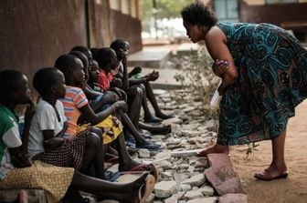 L'analista di programma del Fondo delle Nazioni Unite per la popolazione Esther Cherop parla con le ragazze sfuggite alle mutilazioni genitali femminili nella città di Amudat, nel nord-est dell'Uganda