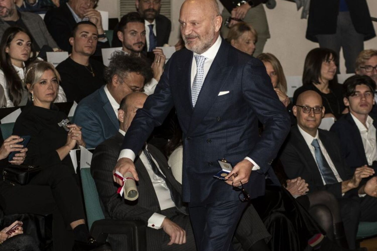 Andrea Pucci durante la consegna a Milano degli ambrogini nel dicembre 2023