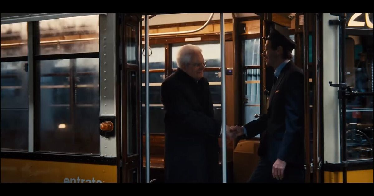 Mattarella sorprende tutti a bordo di un tram guidato da Valentino Rossi