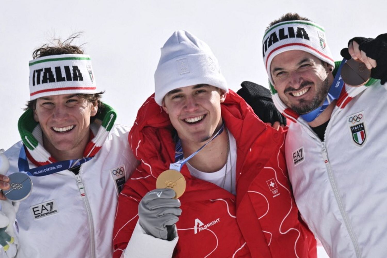 Lo svizzero Franjo von Allmen (al centro), l'italiano Giovanni Franzoni (a sinistra), medaglia d'argento, e l'italiano Dominik Paris (a destra), medaglia di bronzo