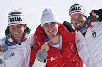 Lo svizzero Franjo von Allmen (al centro), l'italiano Giovanni Franzoni (a sinistra), medaglia d'argento, e l'italiano Dominik Paris (a destra), medaglia di bronzo