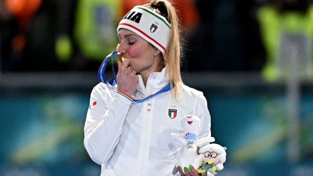 Francesca Lollobrigida bacia la medaglia d'oro