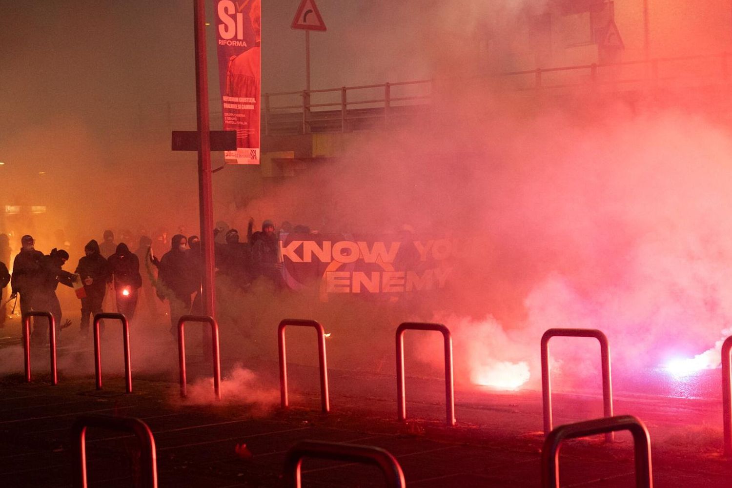 Nella foto scontri fra manifestanti e forze dell’ordine a Milano