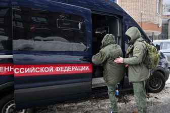 Gli investigatori lasciano la scena di un tentato omicidio del tenente generale russo Vladimir Alekseyev