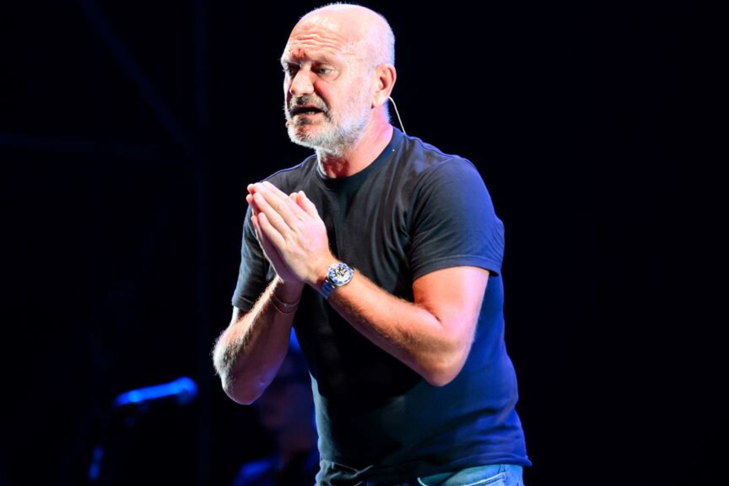 Andrea Pucci durante uno show del 2022