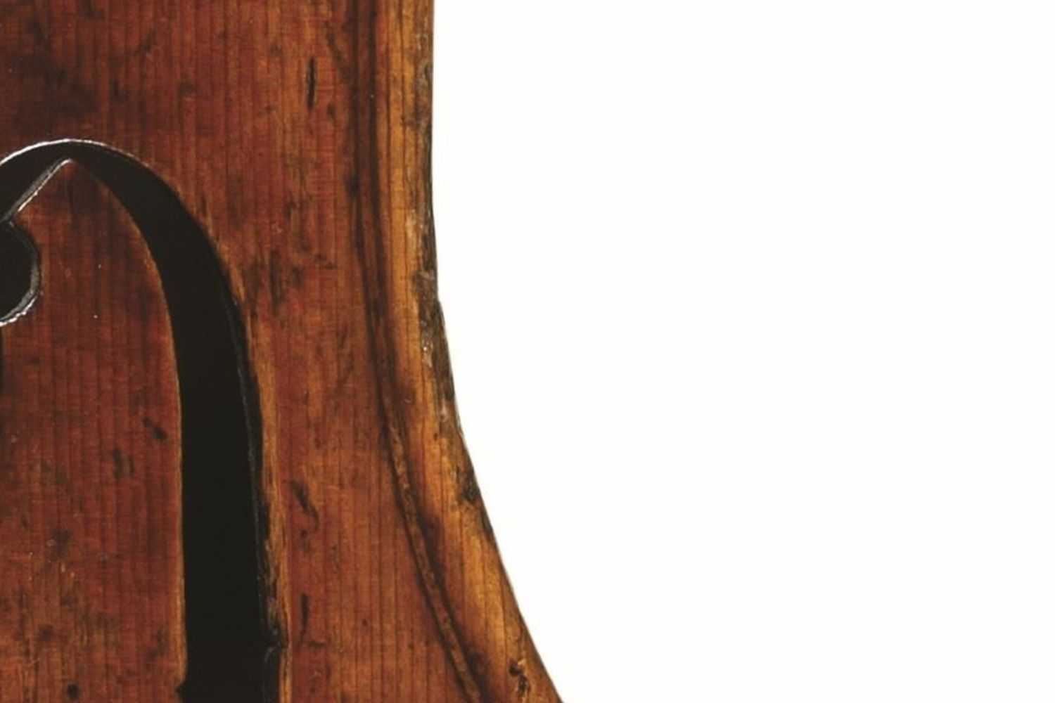 Violino Cremonese, 1715. Particolare della f e del bordo destro. Collezioni Liutarie del Comune di Cremona, esposto al Museo del Violino