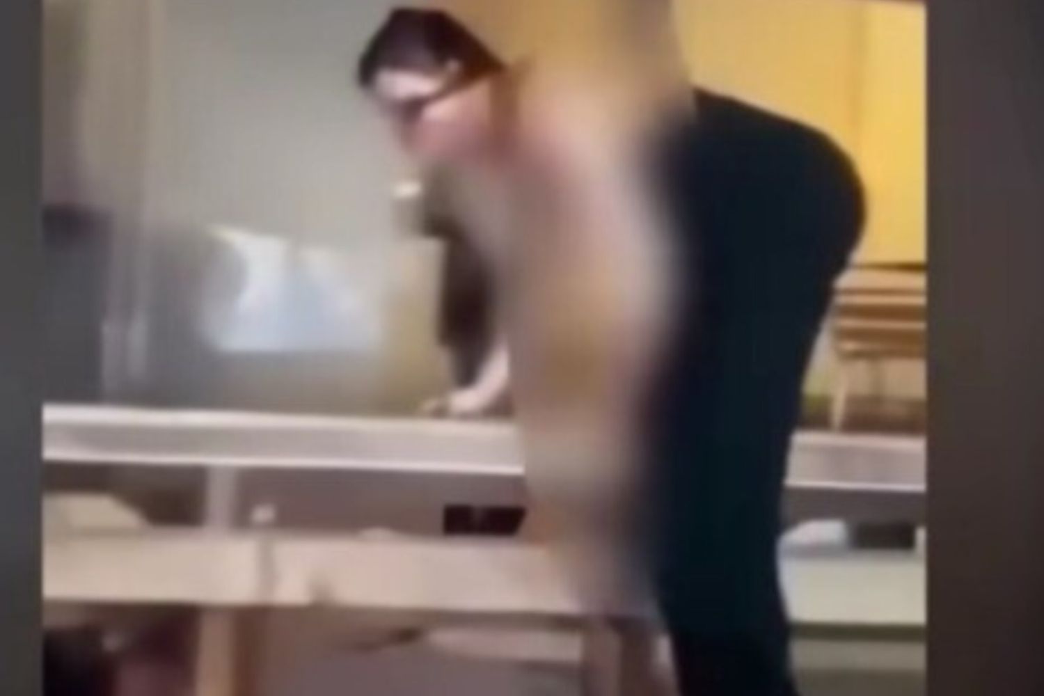 Il fotogramma di Mélanie mentre scappa dal locale incendiato a Crans Montana