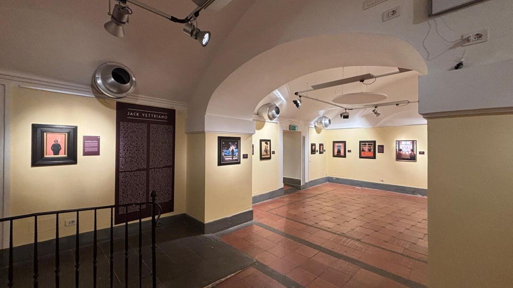 L'allestimento della mostra di Jack Vettriano a Palazzo Velli