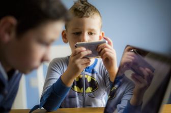 Bambino al cellulare