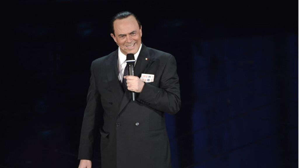 Maurizio Crozza imita Berlusconi sul palco di Sanremo nel 2013