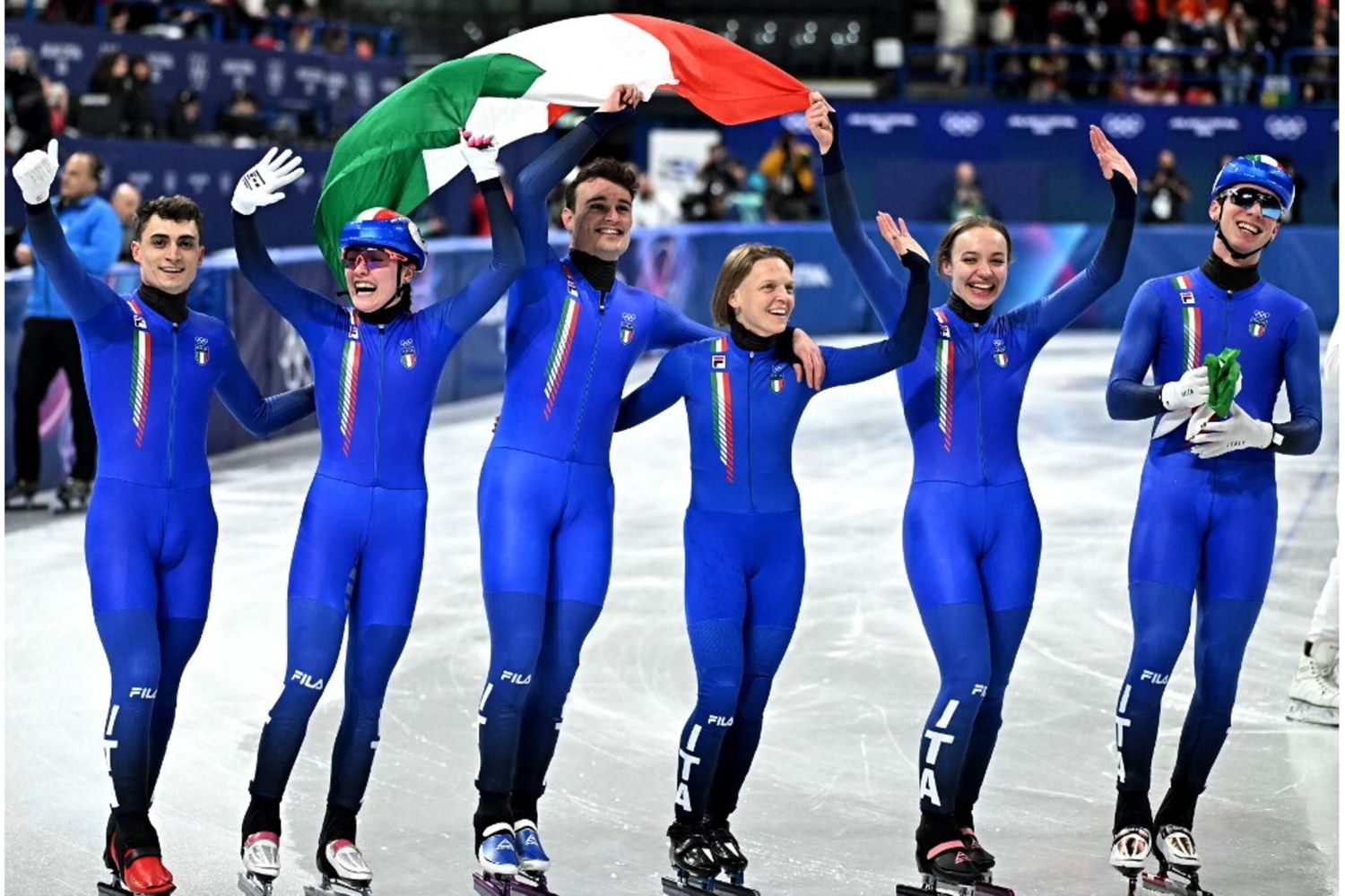 La squadra italiana festeggia dopo aver vinto l'oro nella finale della staffetta mista a squadre di pattinaggio di velocità