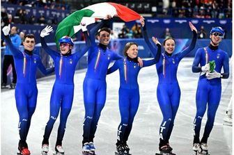 La squadra italiana festeggia dopo aver vinto l'oro nella finale della staffetta mista a squadre di pattinaggio di velocità