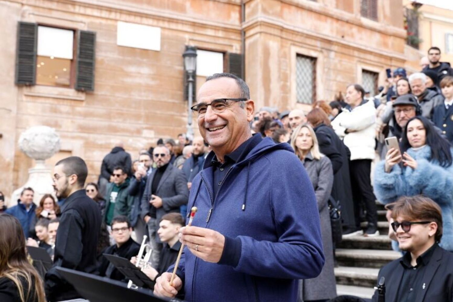 Carlo Conti in piazza di Spagna