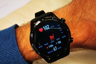 Uno smartwatch rileva il battito cardiaco
