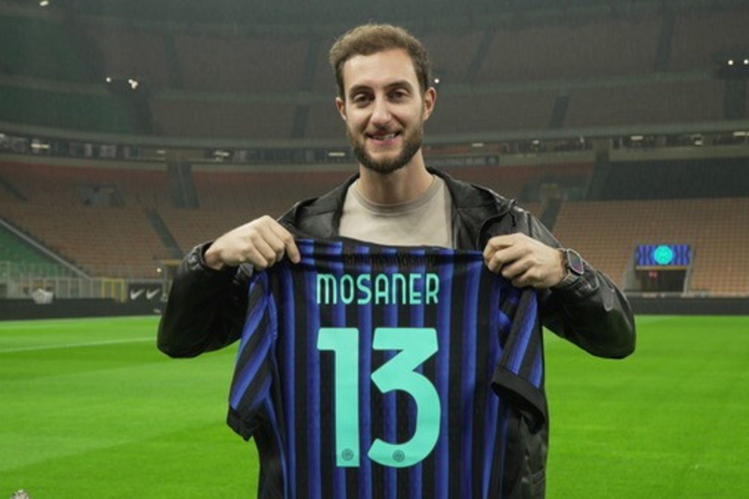 Amos Mosaner in posa con la maglia dell'Inter