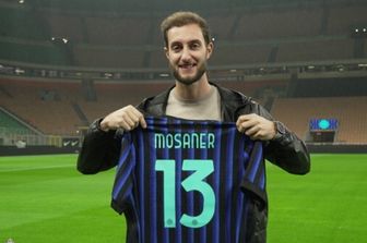 Amos Mosaner in posa con la maglia dell'Inter