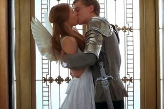 Una scena del film "Romeo + Giulietta", 1996