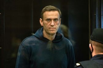 Alexei Navalny fa il suo ingresso in aula a Mosca