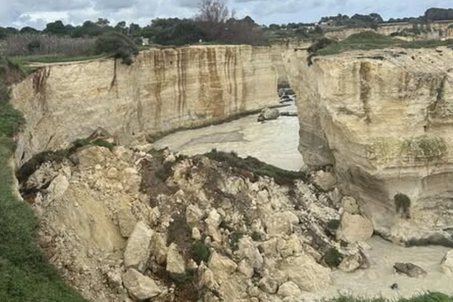 Crollo dell'arco degli innamorati in Salento