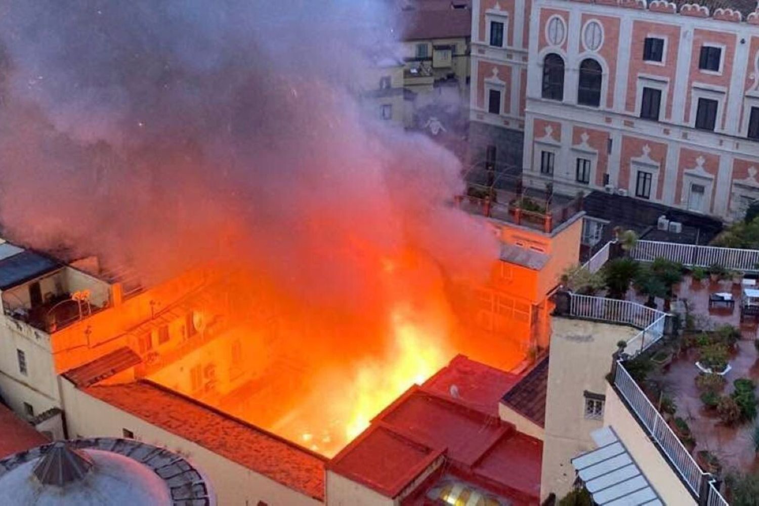 Incendio al  Teatro Sannazaro di Napoli