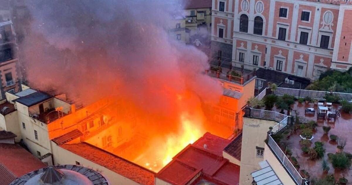 Incendio in pieno centro a Napoli: in fiamme la cupola del Teatro Sannazaro. "Aria irrespirabile"