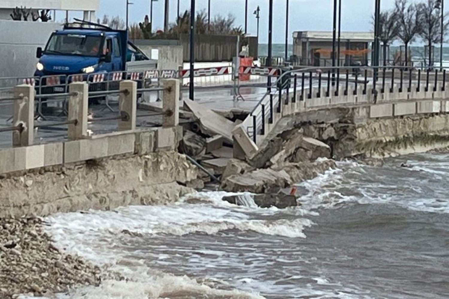 Bari, Torre a Mare - crolla una porzione del waterfront a causa della forte mareggiata