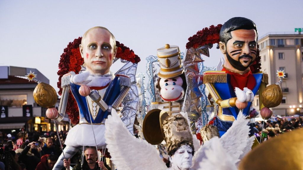 Un carro a Viareggio con rappresentazioni di Putin e Zelensky