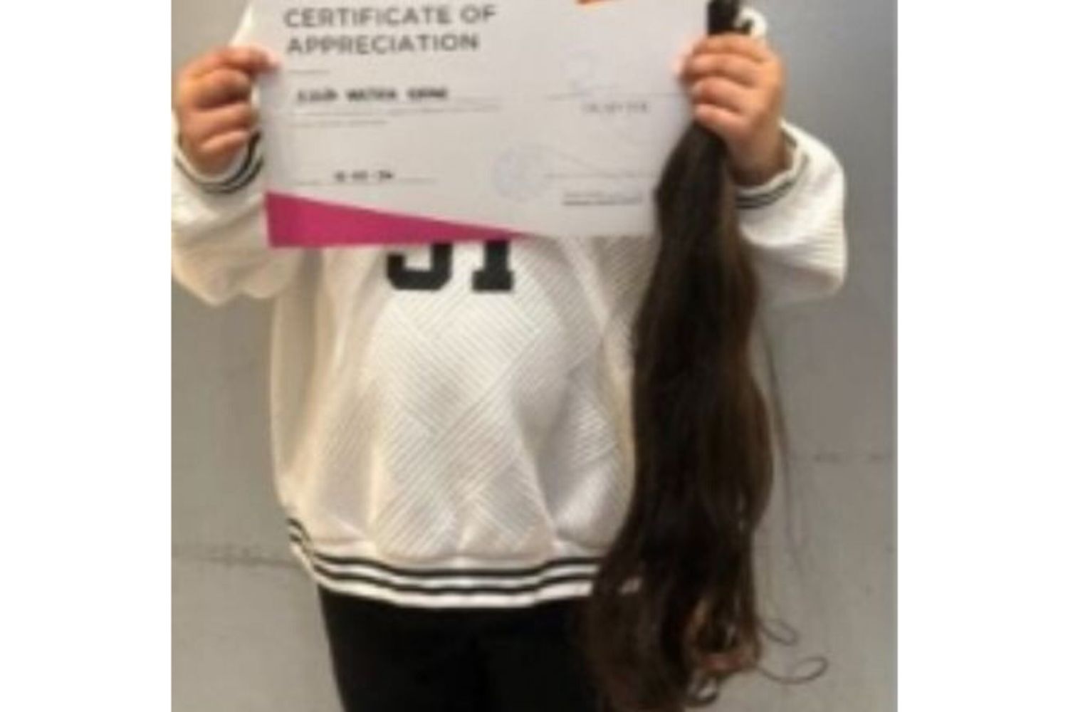 Aisha, la bambina che dona i suoi capelli ai malati di cancro