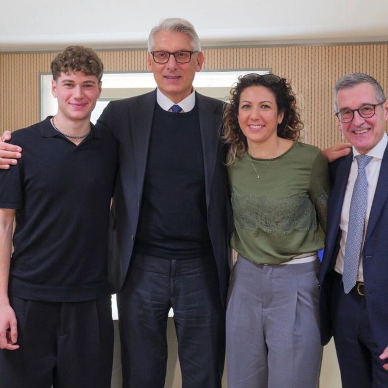 Samuele, la mamma, il presidente dell'OPBG, Onesti e Bonassi di Intesa Sanpaolo