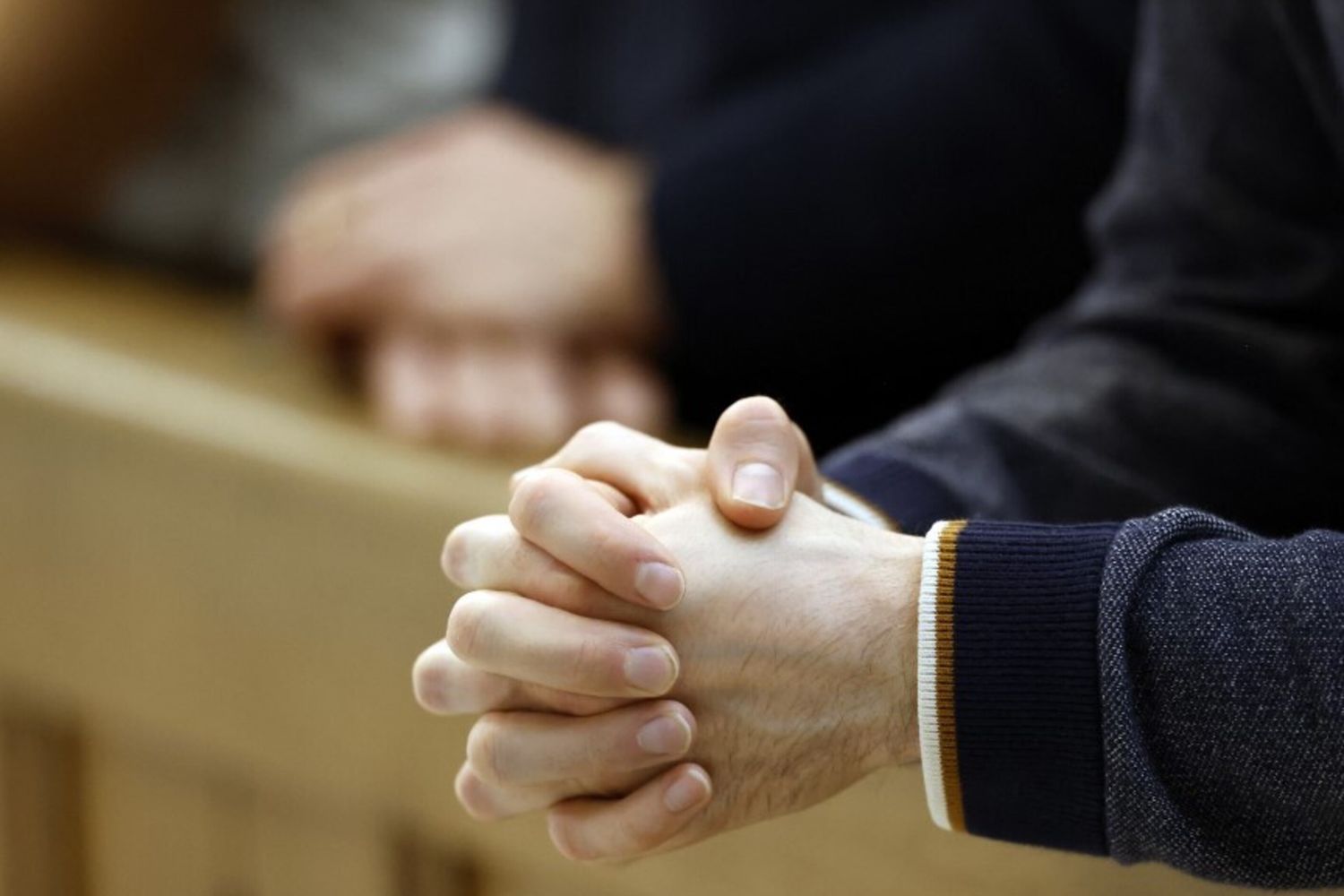 Mani che pregano