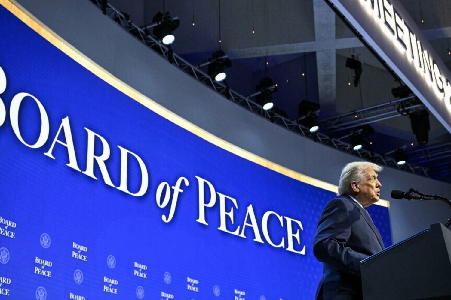 Il presidente degli Stati Uniti Donald Trump interviene alla riunione del "Board of Peace"