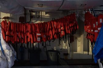 Migranti sulla nave Sea Watch 5 dopo un salvataggio (27 febbraio 2024)