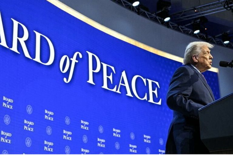 Il presidente degli Stati Uniti Donald Trump interviene alla riunione del "Board of Peace"