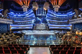 La semplicità complessa del palcoscenico di Sanremo