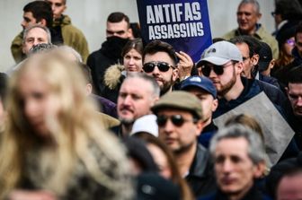 Oltre tremila persone hanno sfilato a Lione per rendere omaggio a Quentin Deranque