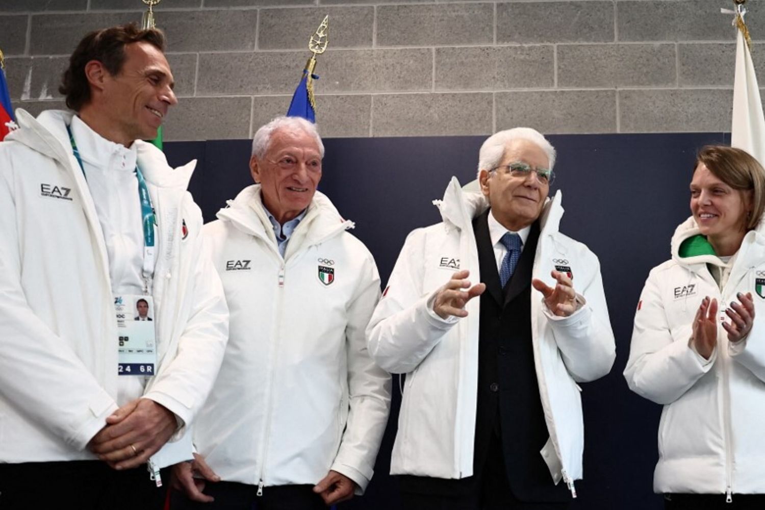 Il presidente italiano Sergio Mattarella indossa la giacca olimpica della delegazione italiana