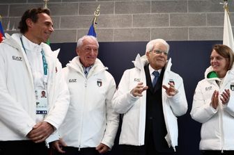 Il presidente italiano Sergio Mattarella indossa la giacca olimpica della delegazione italiana