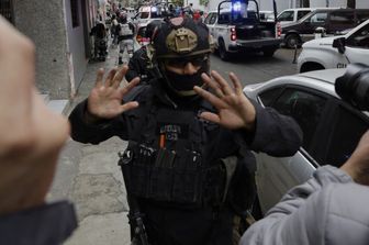 Membri della Guardia Nazionale conducono un'importante operazione dopo che le forze federali hanno ucciso Nemesio Oseguera Cervantes "El Mencho"