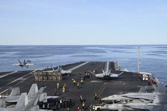 Un caccia decolla dalla portaerei USS Gerald R. Ford