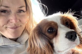 Lindsey Vonn col suo nuovo cucciolo (ha preso il posto di Leo, morto il 9 febbraio a 13 anni)