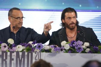 Carlo Conti e Can Yaman in conferenza stampa a Sanremo