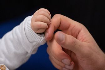 Cantare ai neonati fa bene alla loro salute