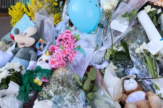 Omaggi per il piccolo Domenico fuori dal Monaldi