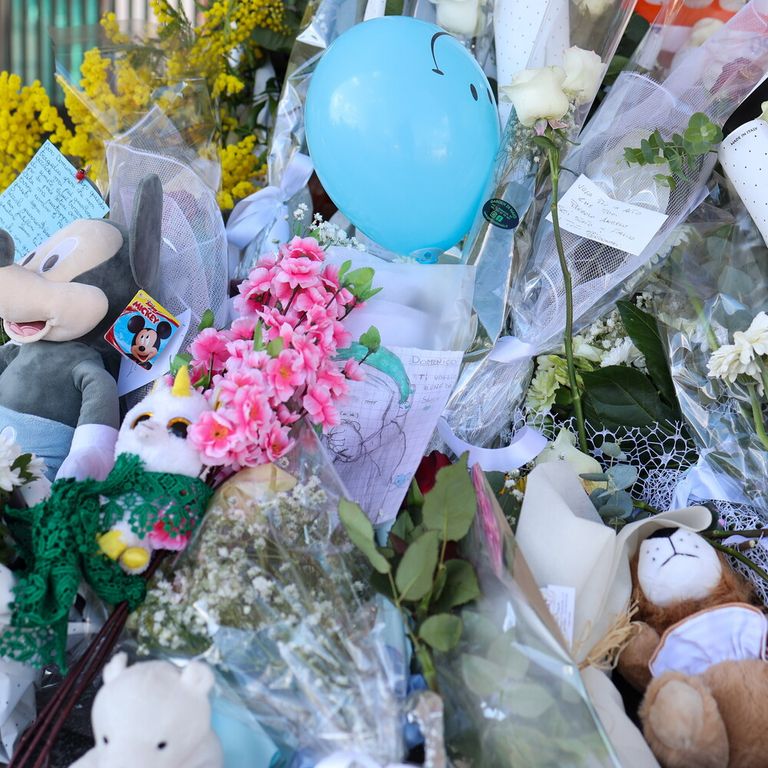 Omaggi per il piccolo Domenico fuori dal Monaldi